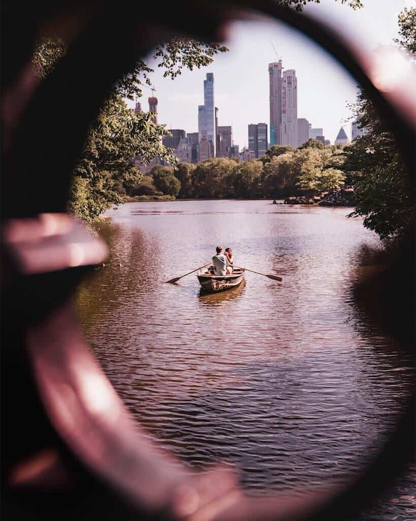 couple kayaking in the lake in the summer